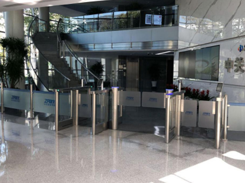 北京ZPark 哪家好？價(jià)格怎么樣？代理招商，生產(chǎn)廠家，價(jià)格，哪家好，多少錢，品牌，報(bào)價(jià)，廠家，哪個(gè)公司好 北京ZPark占地2.6KM，聚集國內(nèi)外近700家知名科技創(chuàng)新企業(yè)，從業(yè)人員近8萬人。于2019年9月安裝了人臉識(shí)別閘機(jī)，集成了員工人臉識(shí)別考勤系統(tǒng)與人臉識(shí)別門禁系統(tǒng)，采用閘機(jī)自助化的管理方式替代人工管理，提高園區(qū)智能化水平，創(chuàng)造更安全便捷的辦公環(huán)境。