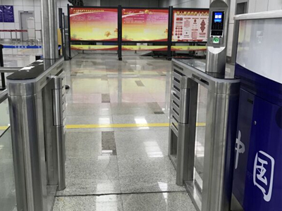 中國邊檢 哪家好？價(jià)格怎么樣？代理招商，生產(chǎn)廠家，價(jià)格，哪家好，多少錢，品牌，報(bào)價(jià)，廠家，哪個(gè)公司好 通關(guān)邊檢人臉識(shí)別閘機(jī)采用多因子身份識(shí)別方式，即人臉識(shí)別、身份證/護(hù)照識(shí)別、指紋識(shí)別三種識(shí)別模式并存的實(shí)名制身份驗(yàn)證，對(duì)通關(guān)者進(jìn)行三種數(shù)據(jù)的驗(yàn)證與對(duì)比，確保通關(guān)者為其本人，實(shí)現(xiàn)快速安全通關(guān)。