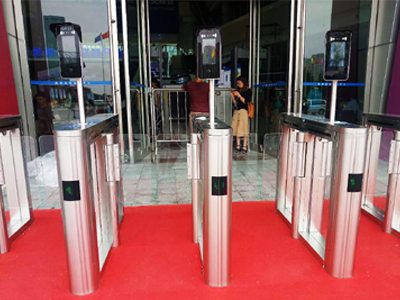 會(huì)展海峽國際會(huì)展中心 哪家好？價(jià)格怎么樣？代理招商，生產(chǎn)廠家，價(jià)格，哪家好，多少錢，品牌，報(bào)價(jià)，廠家，哪個(gè)公司好 海峽國際會(huì)展采用路可路美人臉識(shí)別閘機(jī)進(jìn)行會(huì)場參會(huì)人員的身份識(shí)別，實(shí)現(xiàn)參會(huì)者網(wǎng)絡(luò)參會(huì)報(bào)名到現(xiàn)場參會(huì)、人臉識(shí)別入場、人臉識(shí)別就餐等一站式便捷服務(wù)，提高了與會(huì)者的入場效率，也提升了會(huì)展的安保強(qiáng)度。