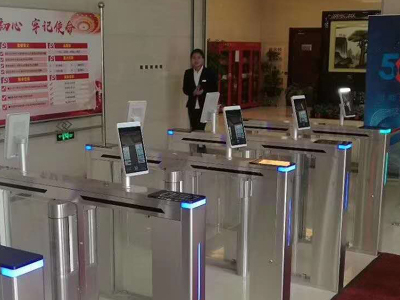 中國移動(dòng) 哪家好？價(jià)格怎么樣？代理招商，生產(chǎn)廠家，價(jià)格，哪家好，多少錢，品牌，報(bào)價(jià)，廠家，哪個(gè)公司好 中國移動(dòng)采用人臉識(shí)別閘機(jī)對(duì)來訪人員進(jìn)行出入控制，來訪人員先進(jìn)行拜訪登記，登記系統(tǒng)自動(dòng)讀取來訪者身份信息，當(dāng)預(yù)約完成后，來訪者進(jìn)入準(zhǔn)入?yún)^(qū)域前，需要刷取證件，人臉識(shí)別閘機(jī)自動(dòng)進(jìn)行來訪者頭像掃描，并進(jìn)行精準(zhǔn)比對(duì)，比對(duì)成功者準(zhǔn)予進(jìn)入。