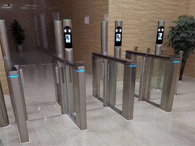 中國**科工集團(tuán) 哪家好？價(jià)格怎么樣？代理招商，生產(chǎn)廠家，價(jià)格，哪家好，多少錢，品牌，報(bào)價(jià)，廠家，哪個(gè)公司好 中國**科工集團(tuán)是中國**大型的高科技集團(tuán)，人員的進(jìn)出安全是集團(tuán)安全的第一道保障；集團(tuán)通過人臉識(shí)別閘機(jī)對(duì)進(jìn)出的工作人員以及來訪者進(jìn)行安全管控。