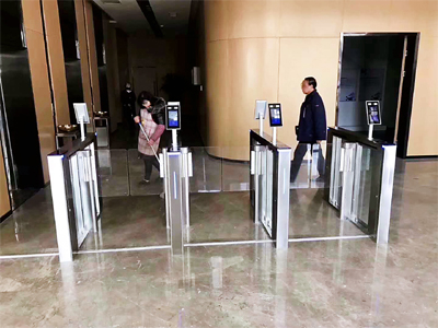 北京**銀行 哪家好？價(jià)格怎么樣？代理招商，生產(chǎn)廠家，價(jià)格，哪家好，多少錢，品牌，報(bào)價(jià)，廠家，哪個(gè)公司好 北京**銀行采用人臉識(shí)別閘機(jī)對(duì)訪客進(jìn)行便捷化進(jìn)出管理，用于內(nèi)部員工進(jìn)出控制和外來人員進(jìn)出控制。人臉識(shí)別采用360度動(dòng)態(tài)防偽識(shí)別技術(shù)，配合閘機(jī)防尾隨即自動(dòng)開合閘防夾功能，具有更靈敏的響應(yīng)速度，更高等級(jí)的安全保障。