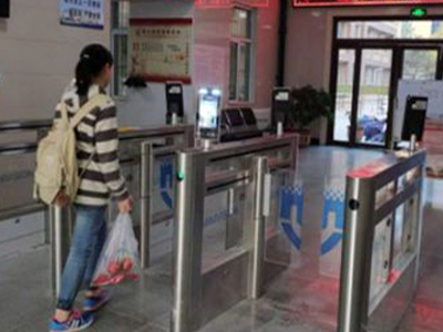 路可路美人臉識(shí)別測(cè)溫通道閘機(jī)助力十一長(zhǎng)假返校同學(xué)測(cè)量體溫 哪家好？?jī)r(jià)格怎么樣？代理招商，生產(chǎn)廠家，價(jià)格，哪家好，多少錢，品牌，報(bào)價(jià)，廠家，哪個(gè)公司好 