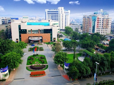 德陽市人民醫(yī)院 哪家好？價格怎么樣？代理招商，生產(chǎn)廠家，價格，哪家好，多少錢，品牌，報價，廠家，哪個公司好 德陽市人民醫(yī)院采用路可路美天府健康通防疫測溫閘機(jī)進(jìn)行患者自助通行服務(wù)，通過在門診大樓、住院樓及中醫(yī)館入口搭建健康碼測溫一體化系統(tǒng)，通過智能化設(shè)施，對進(jìn)出人員進(jìn)行自動化的健康碼狀態(tài)（綠碼、黃碼、紅碼）檢測、快速體溫測量、口罩佩戴檢測，提升工作效率，實現(xiàn)安全就醫(yī)管控。德陽市人民醫(yī)院以具備紅外測溫、天府通健康碼核驗、門禁控制功能的健康碼人臉測溫智能化系統(tǒng)，代替人工體溫檢測、健康身份核查、口罩佩戴檢查工作，避免人員近距離接觸交叉感染，提升防疫防控水平，降低人力成本，提升通行效率。