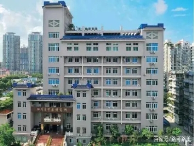 四川省第二中醫(yī)醫(yī)院 哪家好？價格怎么樣？代理招商，生產(chǎn)廠家，價格，哪家好，多少錢，品牌，報價，廠家，哪個公司好 近日，四川省中醫(yī)藥科學(xué)院（四川省中醫(yī)藥科學(xué)院四川省第二中醫(yī)醫(yī)院），為了滿足來院就醫(yī)人員，能夠快速便捷通過防疫安全檢查，在入院大門部署多個天府健康碼核驗測溫人行通道道閘進(jìn)行自動化進(jìn)院健康信息篩查。進(jìn)入醫(yī)院的人員無需再描場所碼，只需要打開手機(jī)的天府健康通或者身份證，在路可路美健康碼測溫通道閘機(jī)上掃一掃，系統(tǒng)自動將掃碼行為與場所碼關(guān)聯(lián)，滴聲提示后，系統(tǒng)即開始進(jìn)行健康信息篩查，在大數(shù)據(jù)中心權(quán)限全部開放的情況下，系統(tǒng)可支持健康碼碼色（綠碼、黃碼、紅碼）與核酸疫苗自動篩查、體溫測量、口罩佩戴檢測，無異常人員將在一秒左右被人行通道閘機(jī)放行。