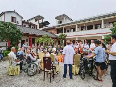 行為識(shí)別行為識(shí)別行為識(shí)別上海徐匯**福利院行為識(shí)別 哪家好？價(jià)格怎么樣？代理招商，生產(chǎn)廠家，價(jià)格，哪家好，多少錢，品牌，報(bào)價(jià)，廠家，哪個(gè)公司好 上海徐匯**福利院將AI行為識(shí)別技術(shù)引入到該福利院智慧養(yǎng)老核心業(yè)務(wù)系統(tǒng)中，通過人工智能技術(shù)，智能監(jiān)測老年人的日常起居，通過人工智能技術(shù)看護(hù)老年人，實(shí)時(shí)發(fā)現(xiàn)老年人摔倒、異常徘徊、超時(shí)滯留或久坐不動(dòng)等潛在的健康或行為異?，F(xiàn)象，預(yù)測或及時(shí)發(fā)現(xiàn)老年人所面臨的異?，F(xiàn)象，采取及時(shí)的救助，防止危險(xiǎn)發(fā)生。